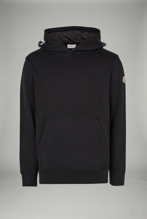 Sudadera negra con capucha