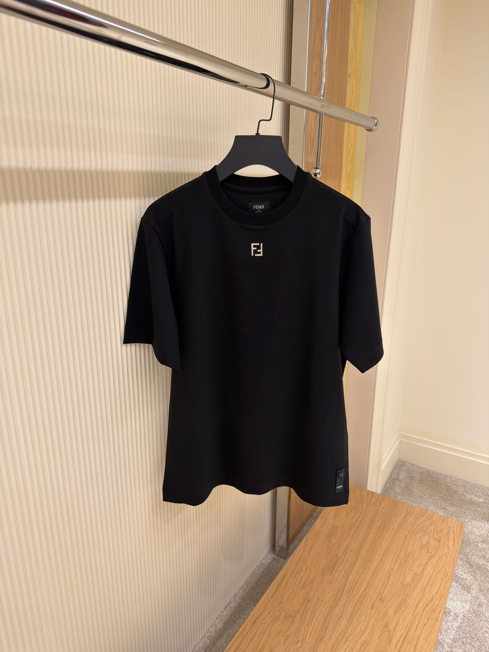 T-shirt Logo Métal — Détail Lettrage Plaqué