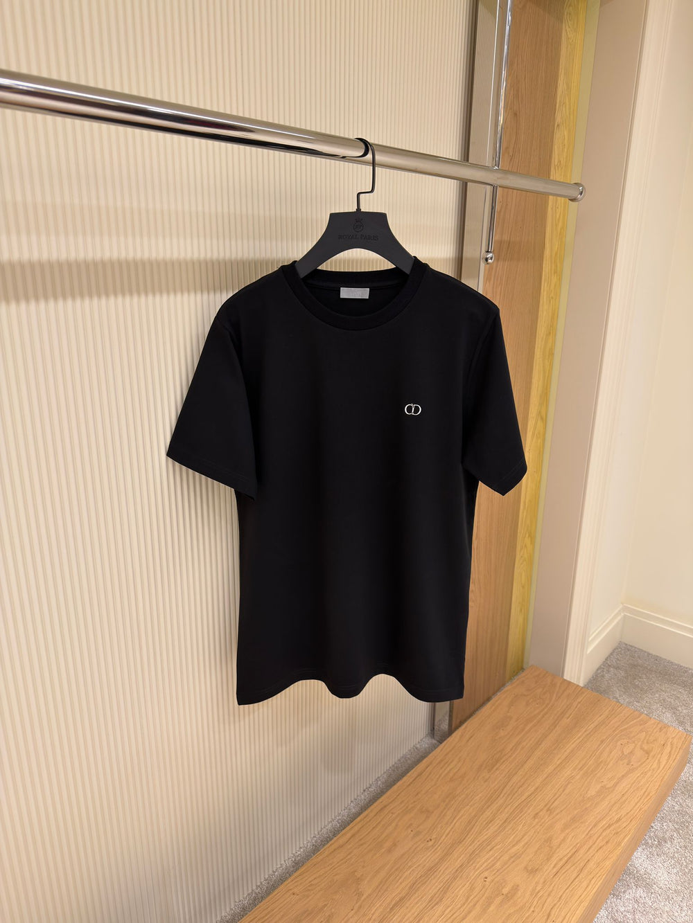 Camiseta con logotipo de metal