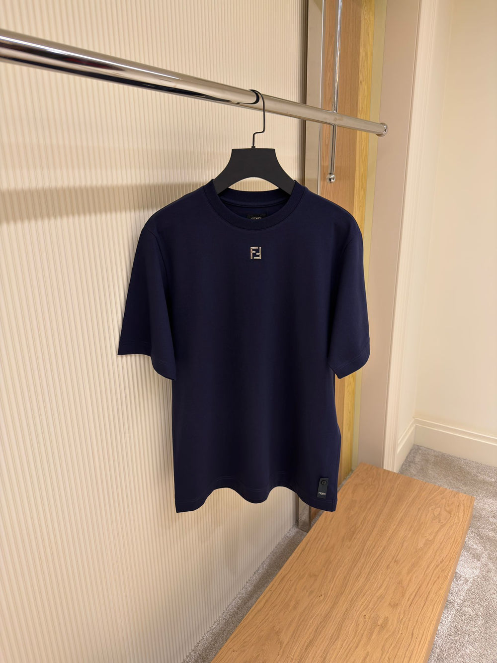 T-shirt Logo Métal — Détail Lettrage Plaqué
