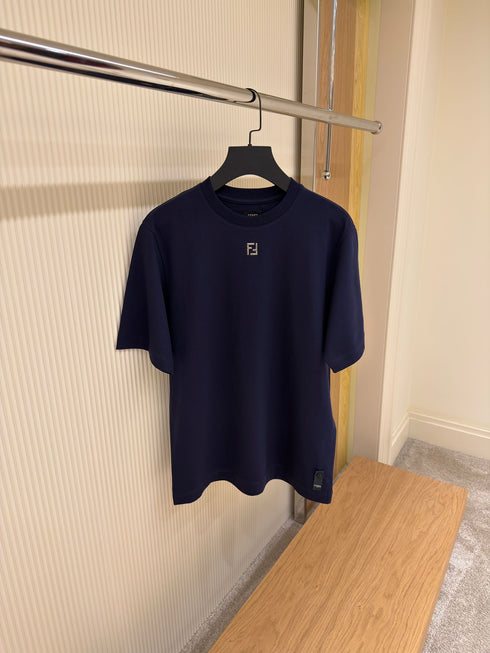 Camiseta con logotipo de metal