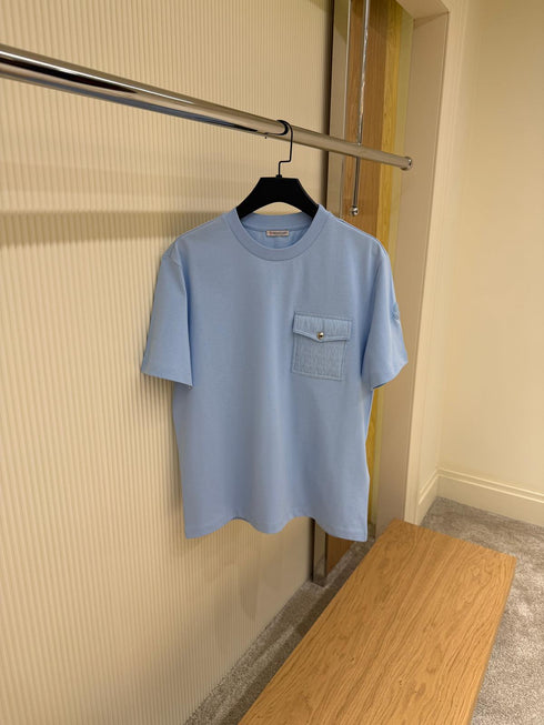 Camiseta con bolsillo y logotipo