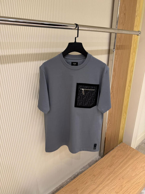 Camiseta con bolsillo y logo