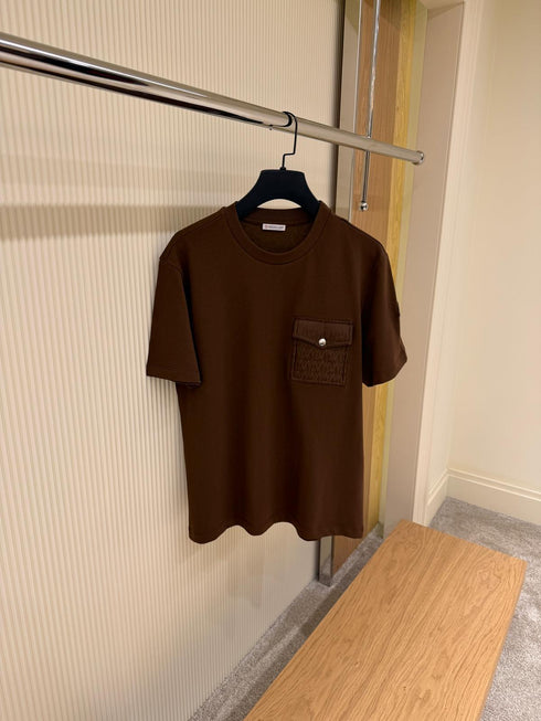 Camiseta con bolsillo y logotipo