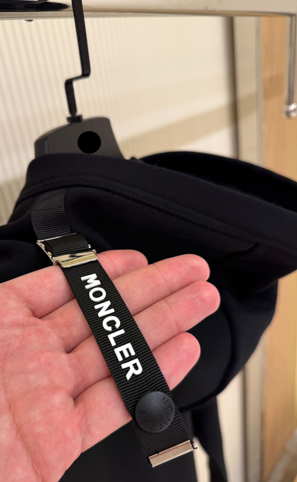 Hoodie Noir Logo Brodé — Molleton Épais