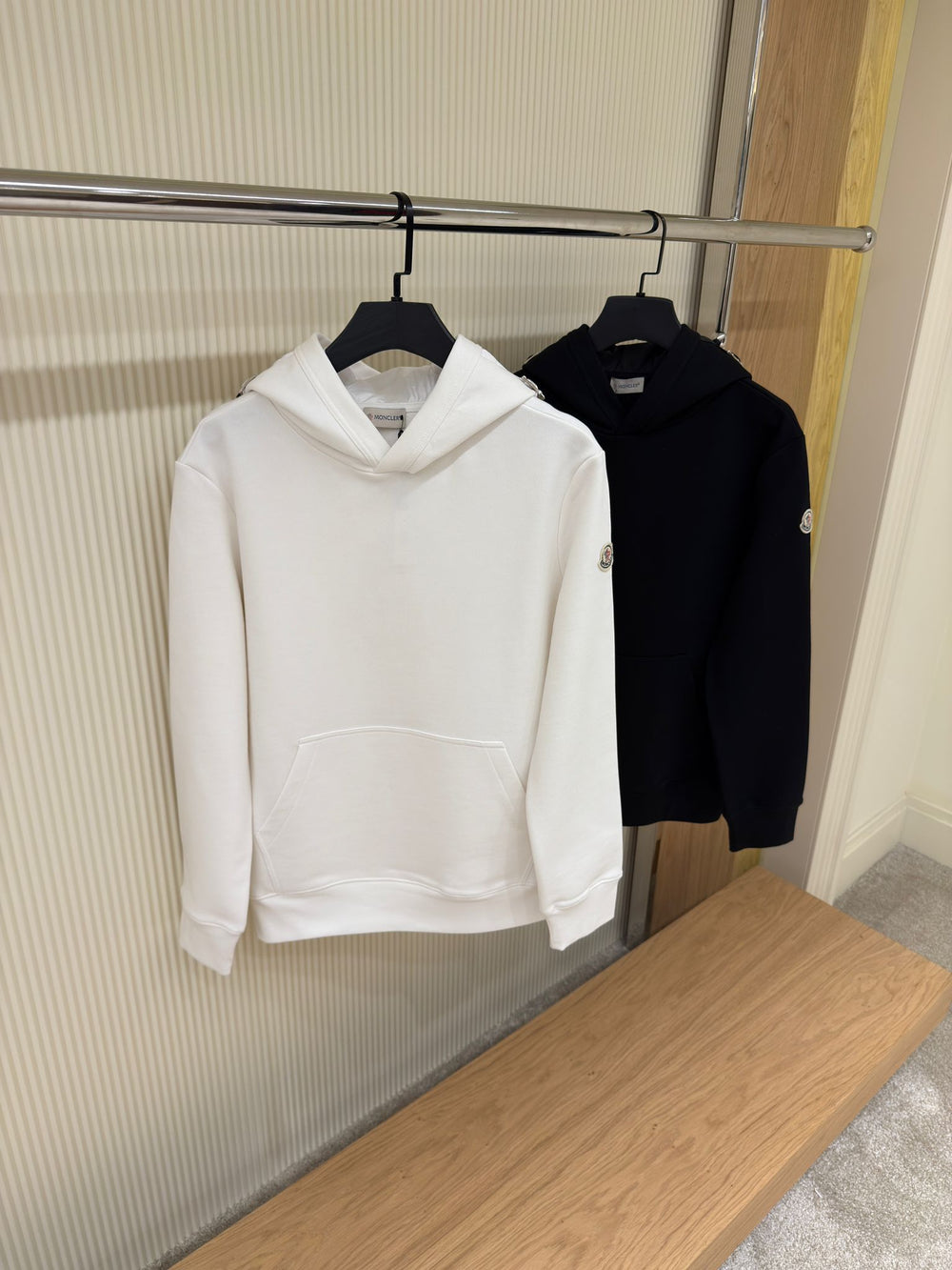 Hoodie Noir Logo Brodé — Molleton Épais