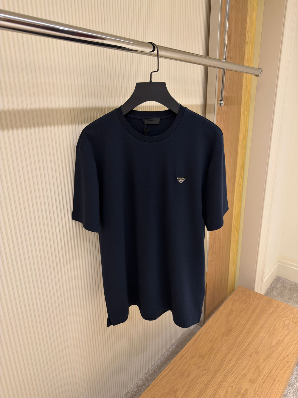 T-shirt Minimal Écusson Triangle — Jersey Premium