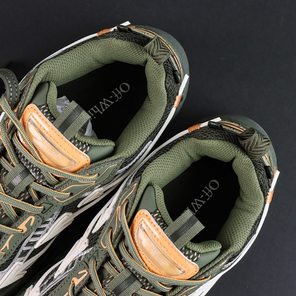 Sneaker Off W. Be Right Back