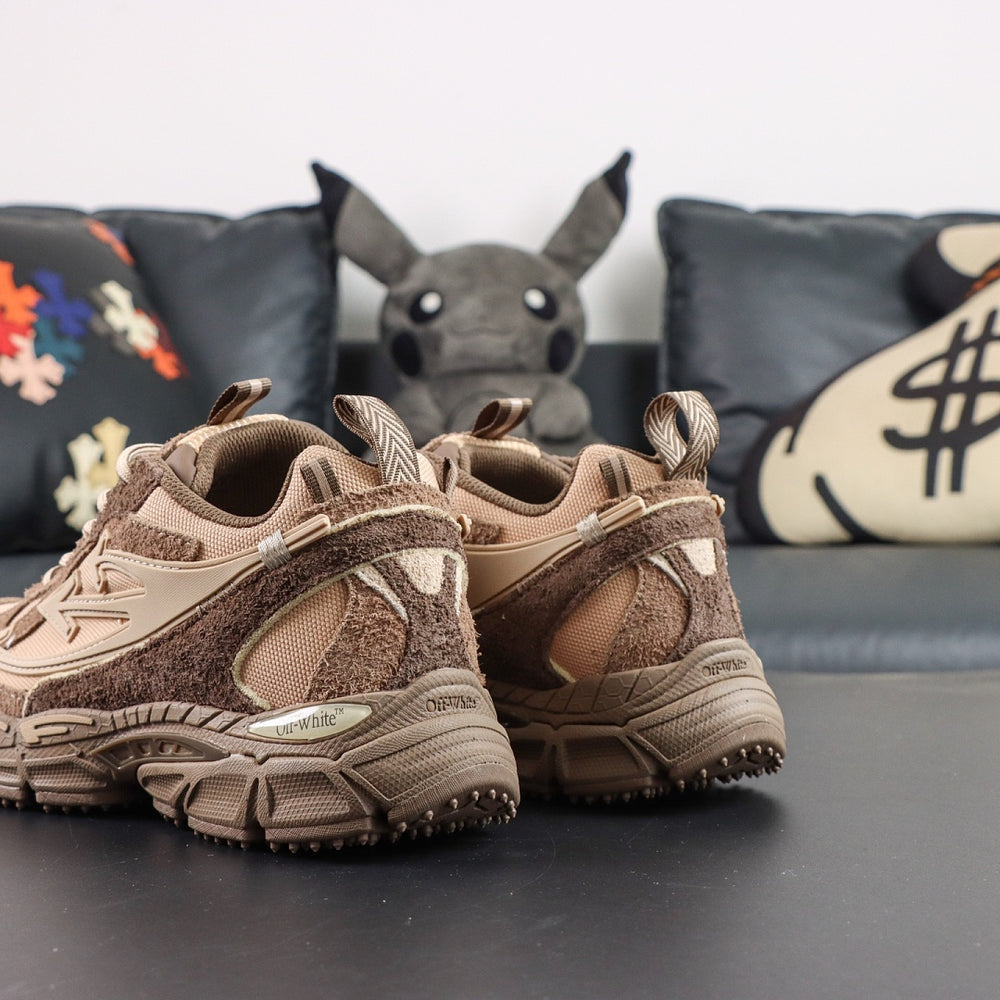 Sneaker Off W. Be Right Back