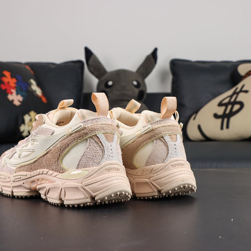 Sneaker Off W. Be Right Back