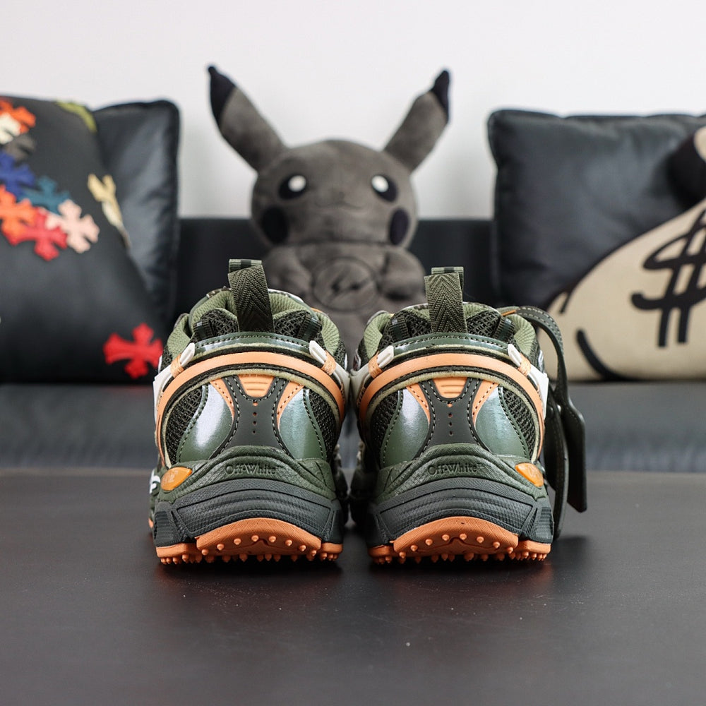 Sneaker Off W. Be Right Back
