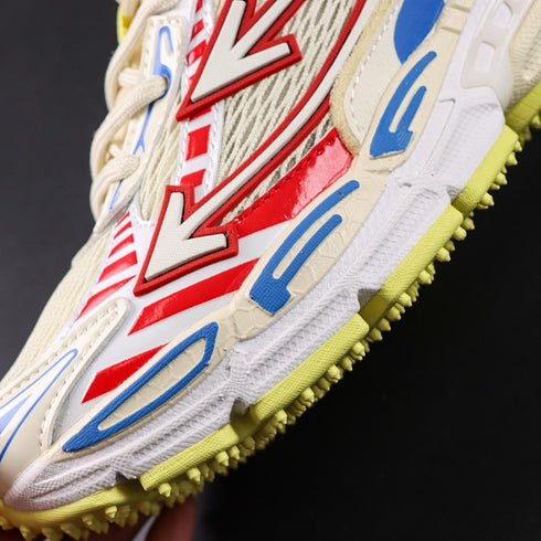 Sneaker Off W. Be Right Back