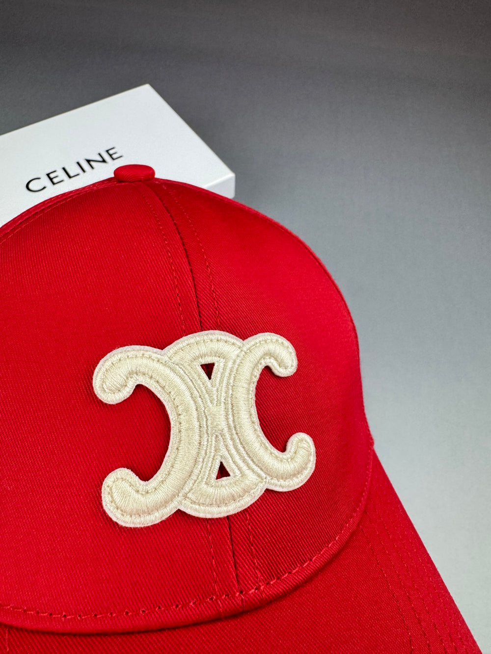 Casquette Céli. Rouge