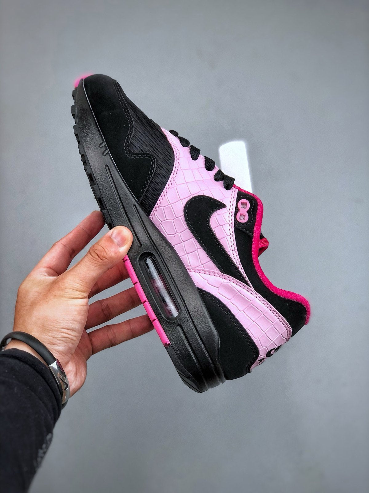 Nike Air Max 1 'Noir Rose' — vue 3