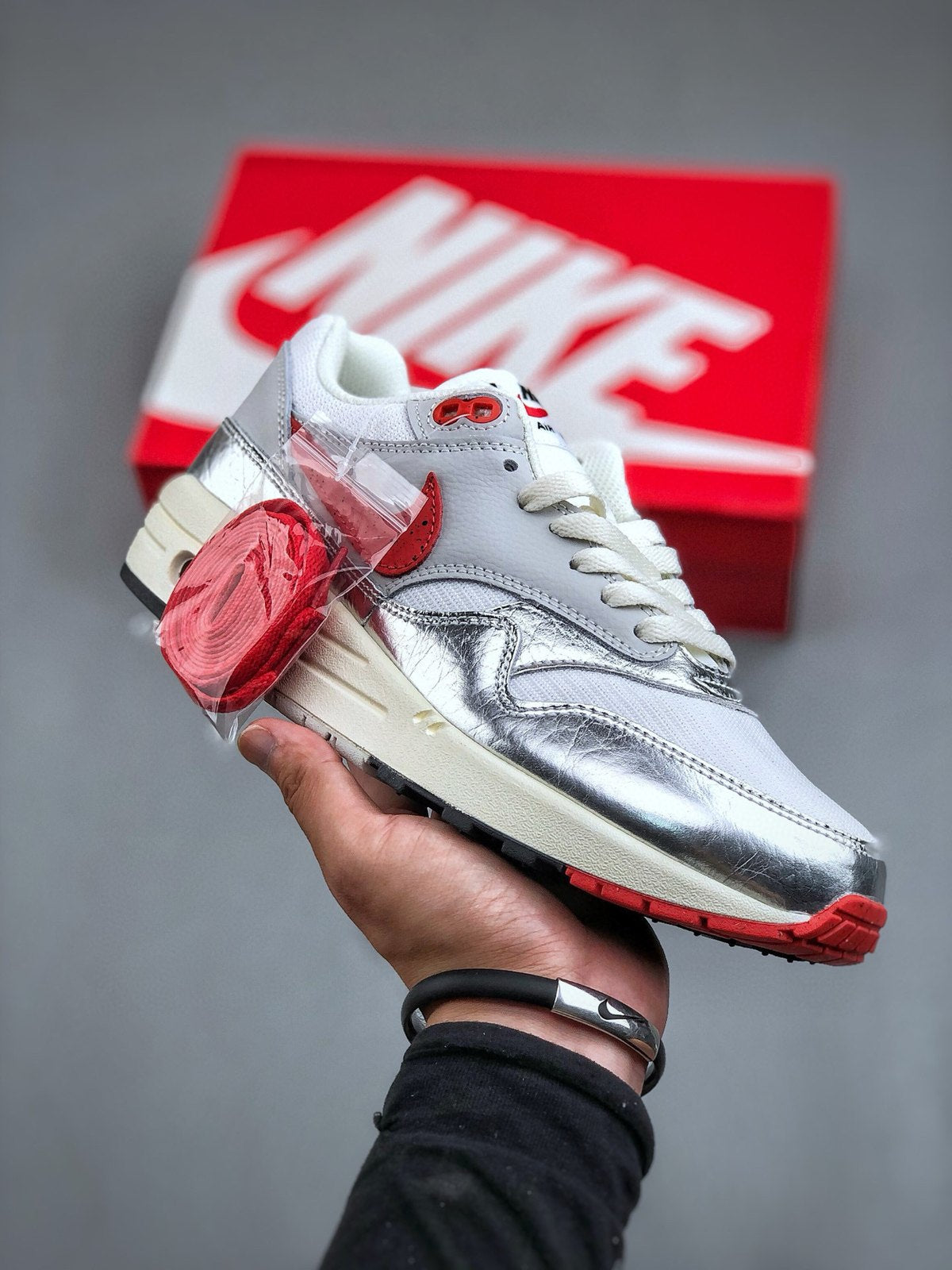 Nike Air Max 1 'Blanc Rouge Argent' — vue 2