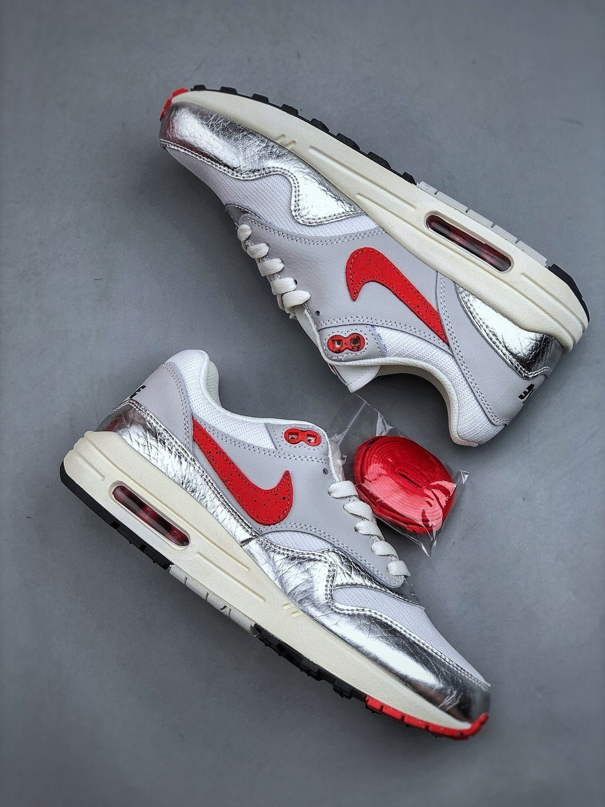 Nike Air Max 1 'Blanc Rouge Argent' — vue 4