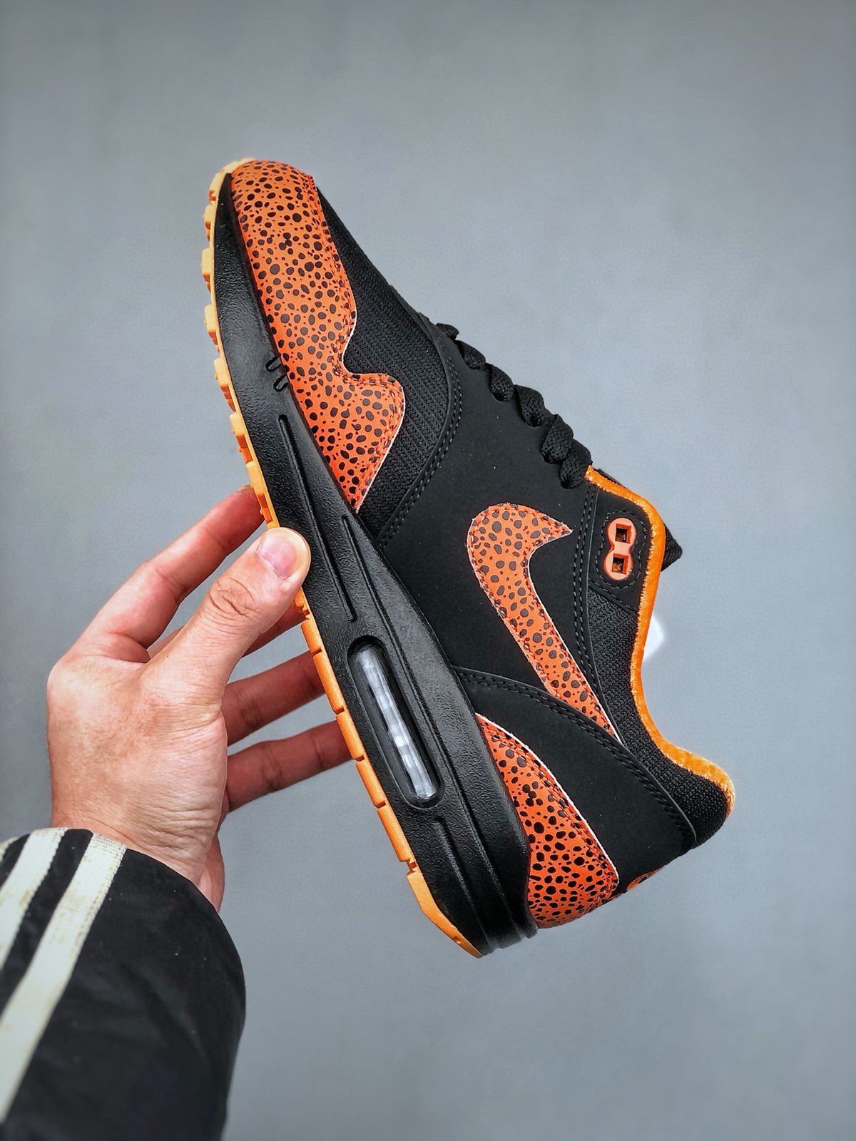 Nike Air Max 1 'Noir Orange Safari' — vue 3