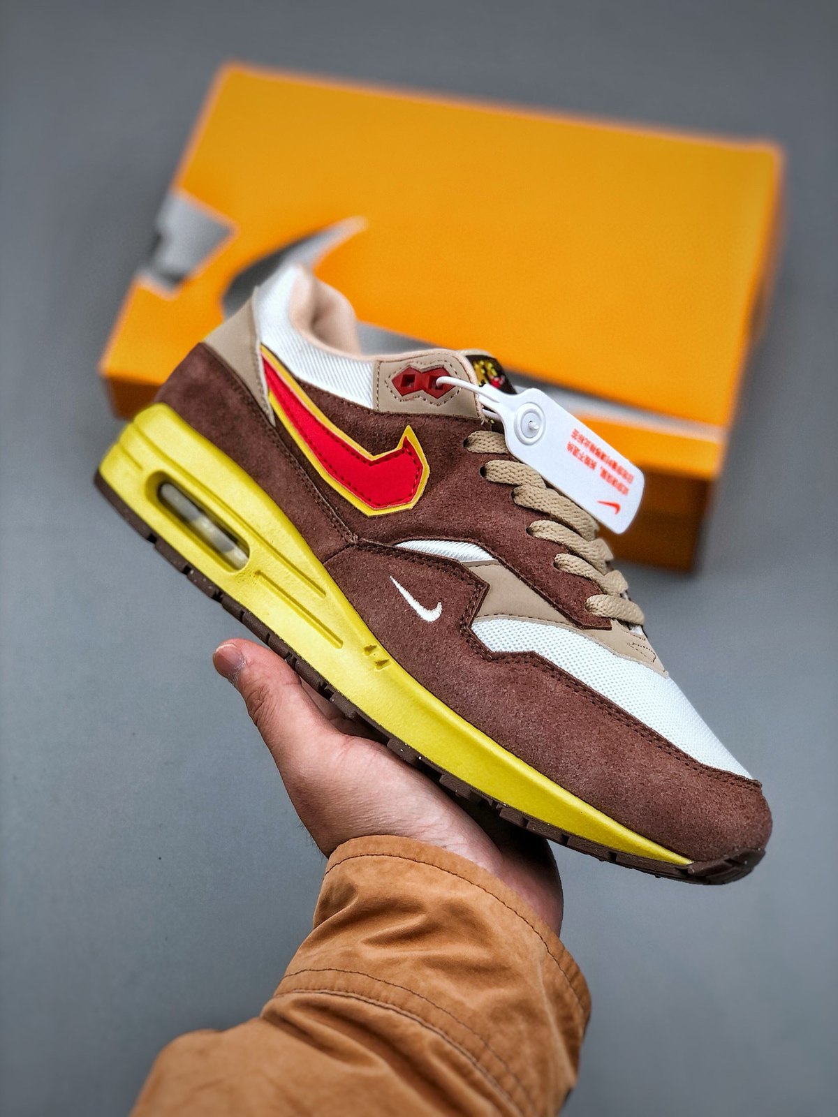 Nike Air Max 1 'King's Day Marron Jaune' — vue 3