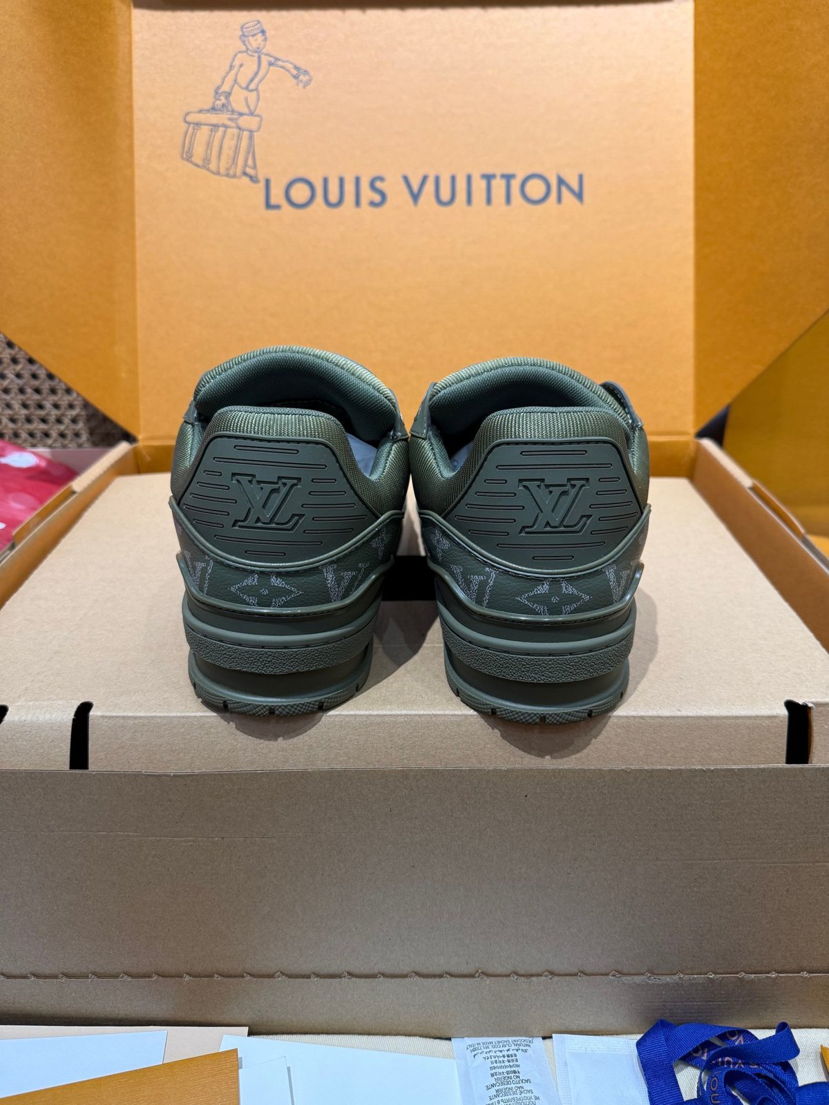 Sneakers Trainer 'Vert Olive Monogram' — vue 3