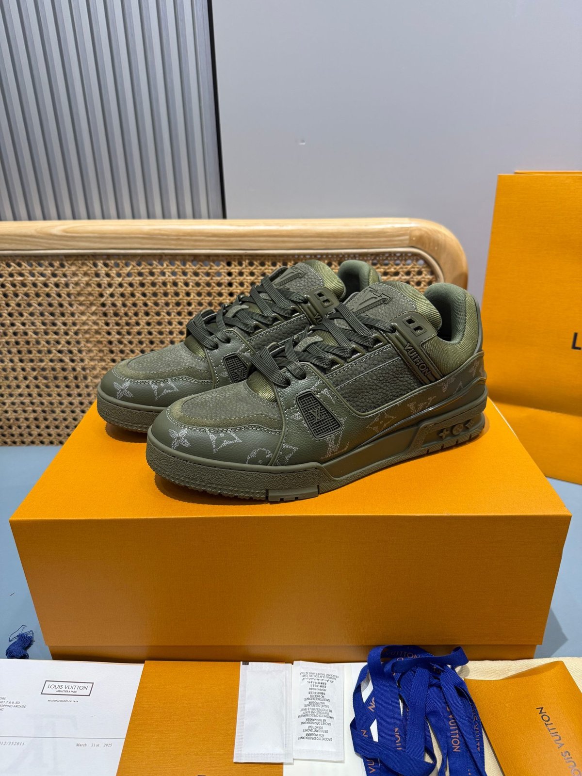 Sneakers Trainer 'Vert Olive Monogram' — vue 21