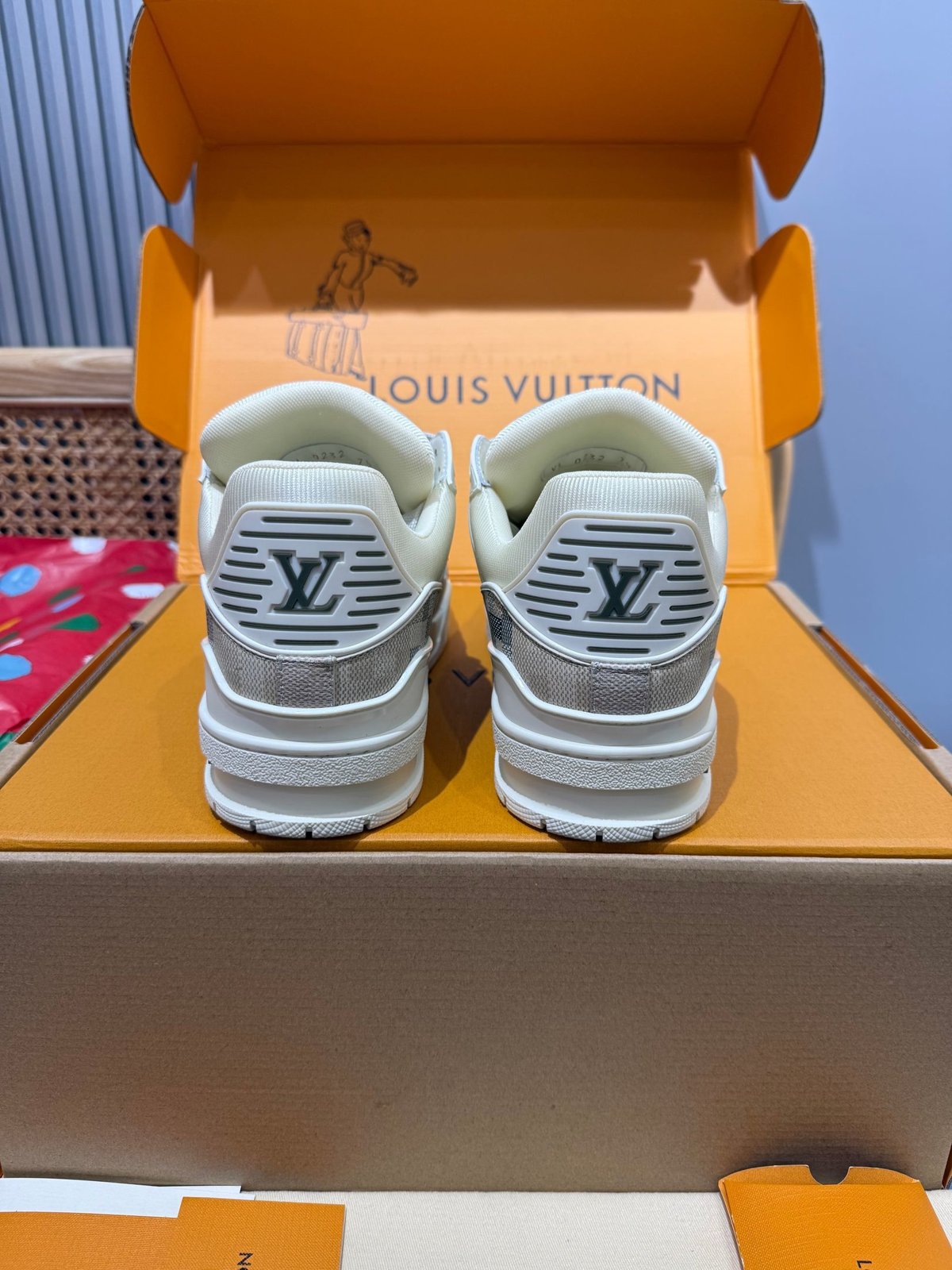 Sneakers Trainer 'Blanc Argent' — vue 3