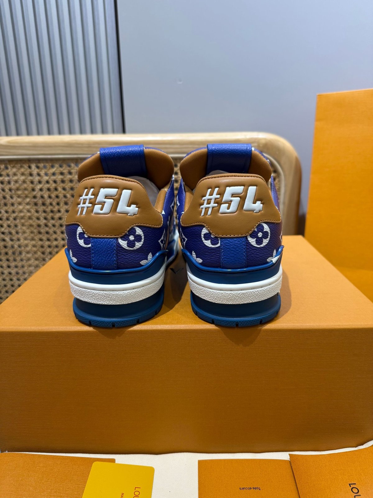 Sneakers Trainer 'Bleu Roi Monogram' — vue 2