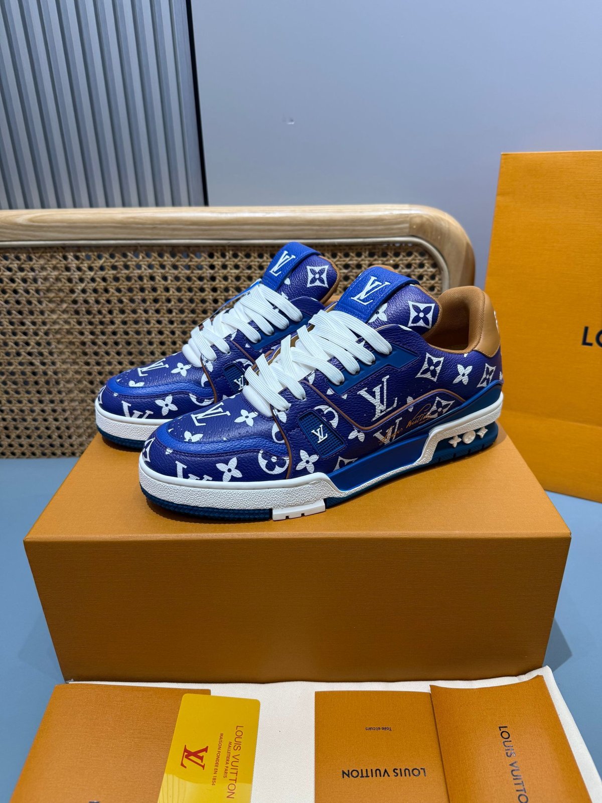 Sneakers Trainer 'Bleu Roi Monogram' — vue 3
