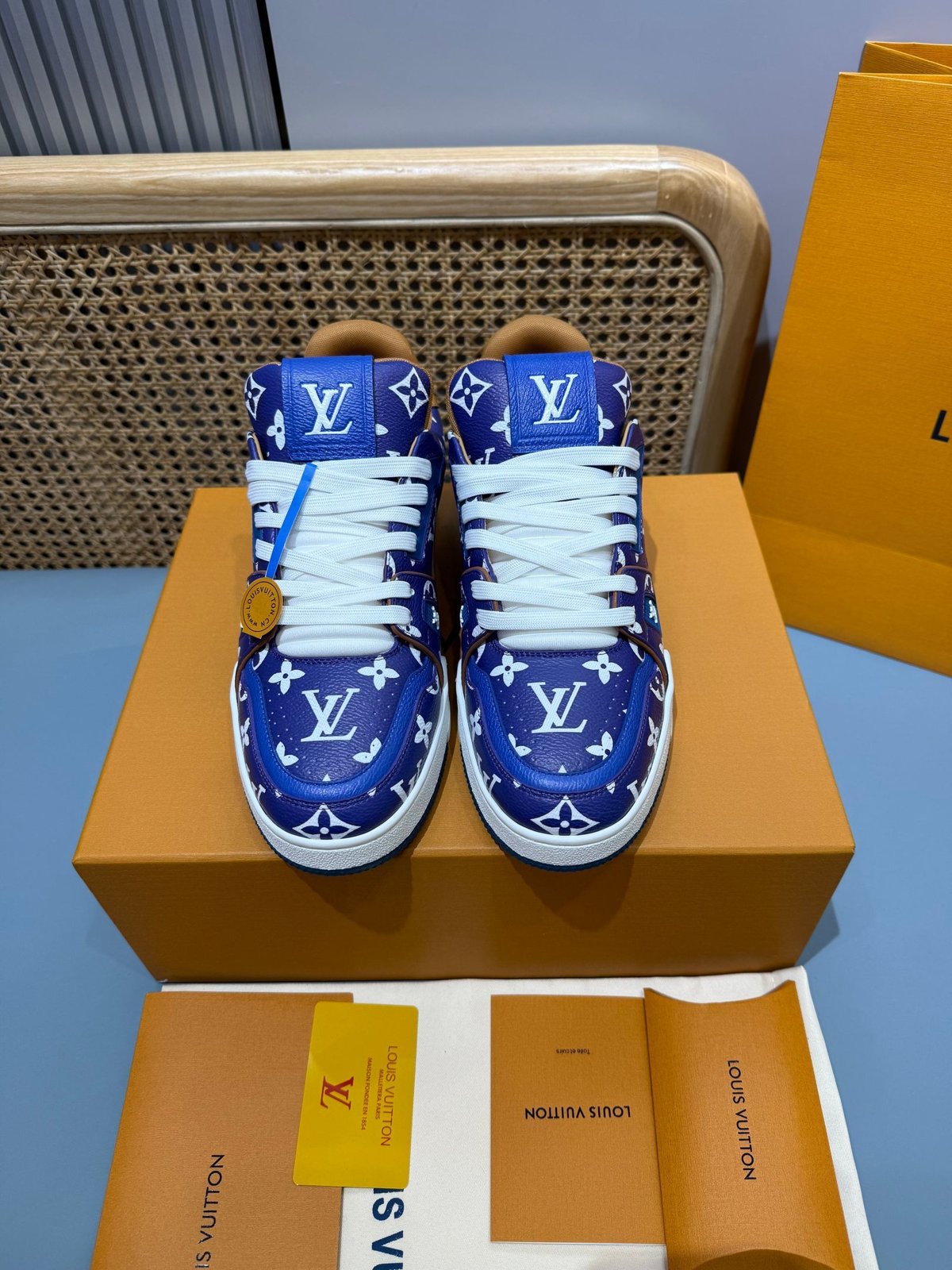 Sneakers Trainer 'Bleu Roi Monogram' — vue 4