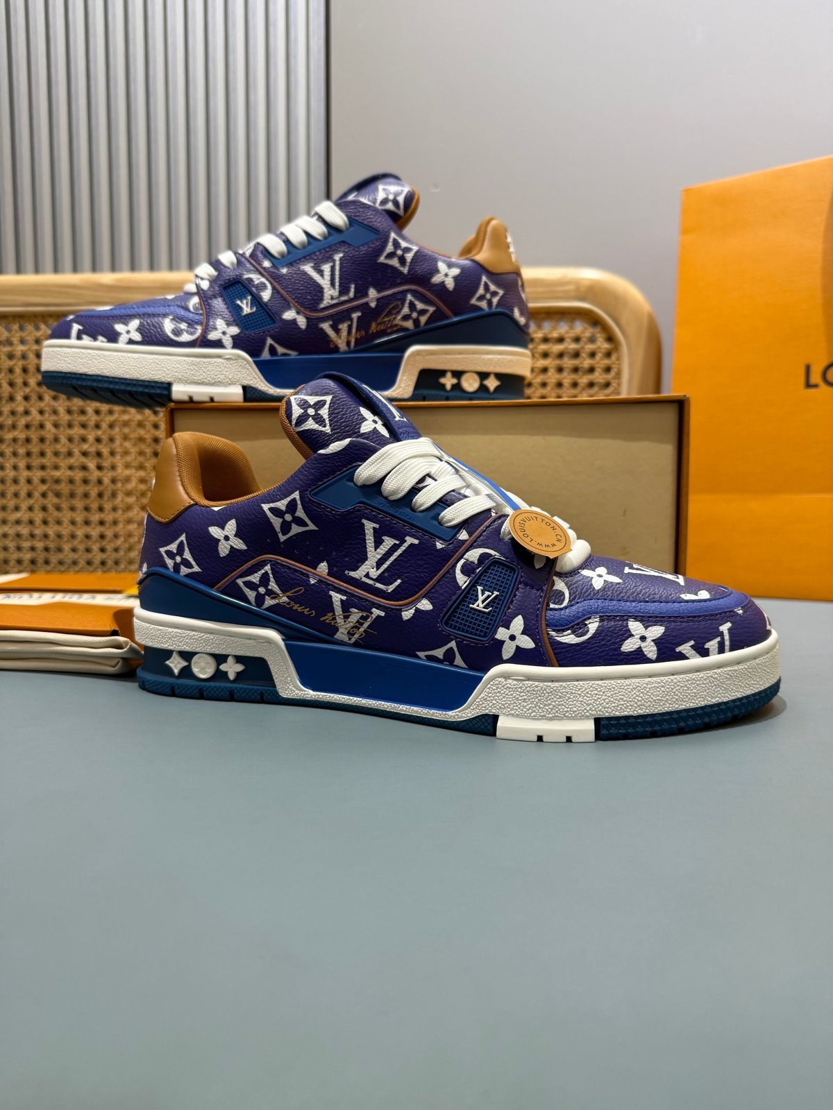 Sneakers Trainer 'Bleu Roi Monogram' — vue 5