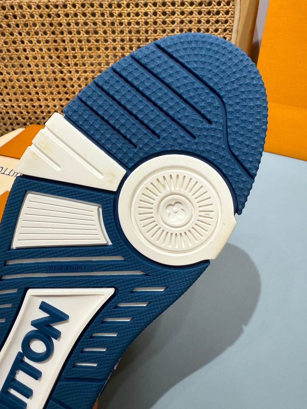 Sneakers Trainer 'Bleu Roi Monogram' — vue 7