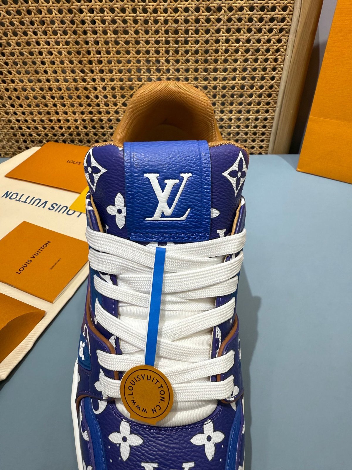 Sneakers Trainer 'Bleu Roi Monogram' — vue 8