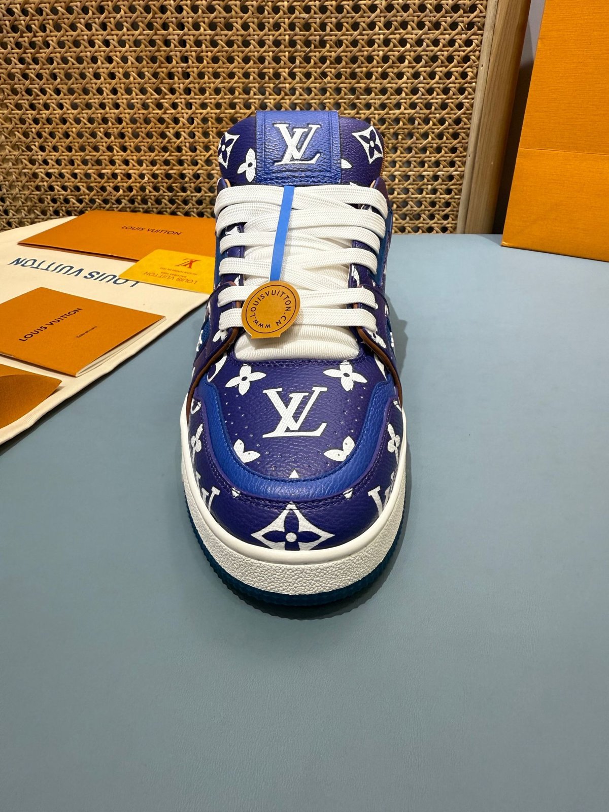 Sneakers Trainer 'Bleu Roi Monogram' — vue 9
