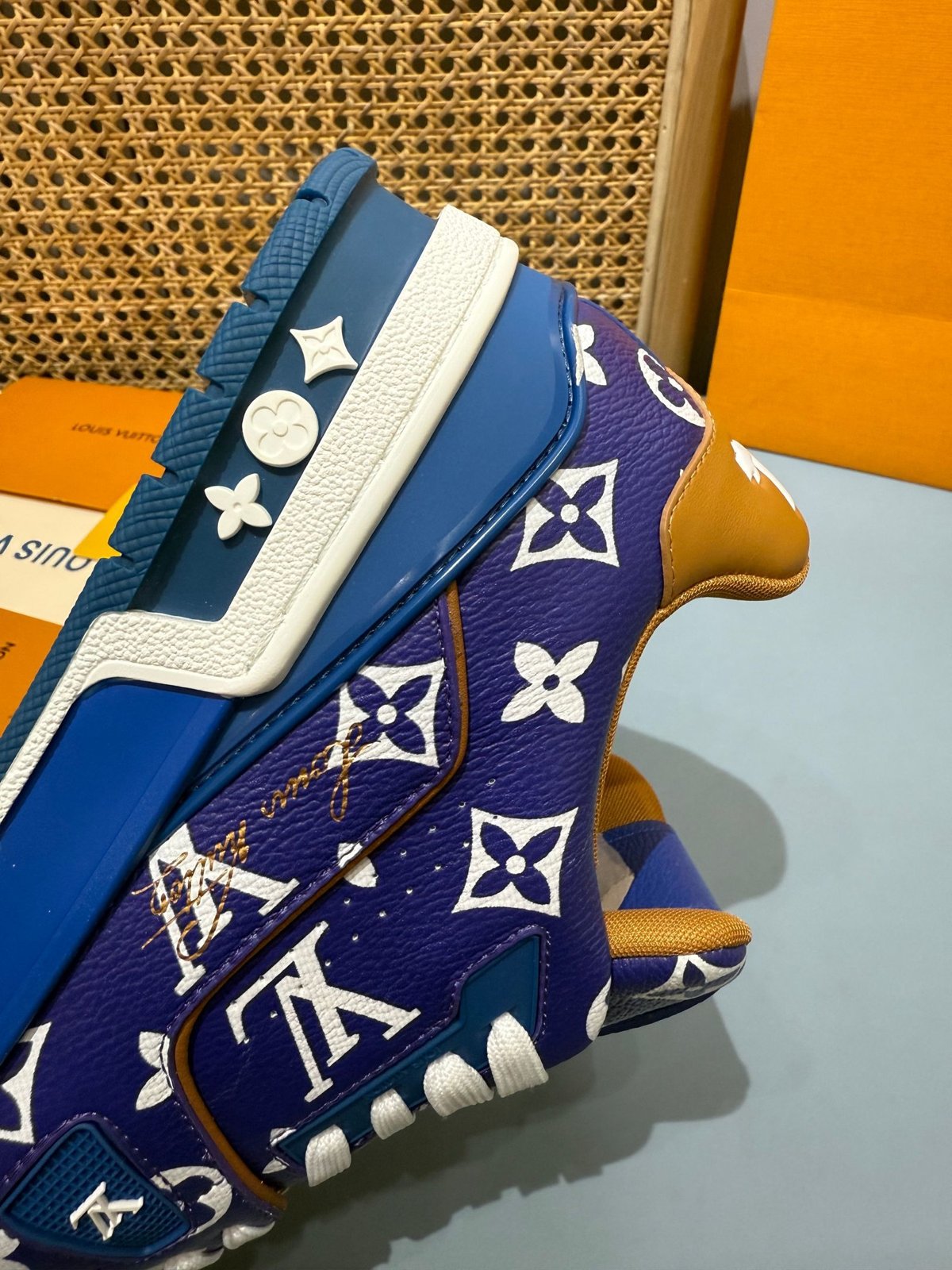 Sneakers Trainer 'Bleu Roi Monogram' — vue 12
