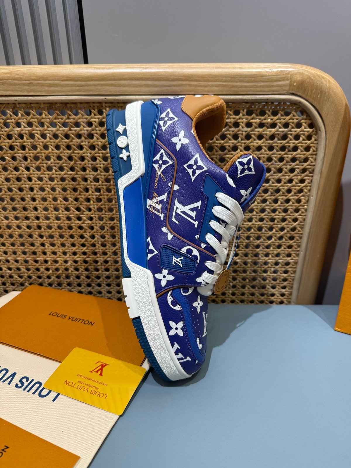 Sneakers Trainer 'Bleu Roi Monogram' — vue 14