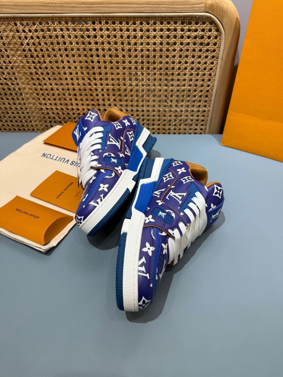 Sneakers Trainer 'Bleu Roi Monogram' — vue 15