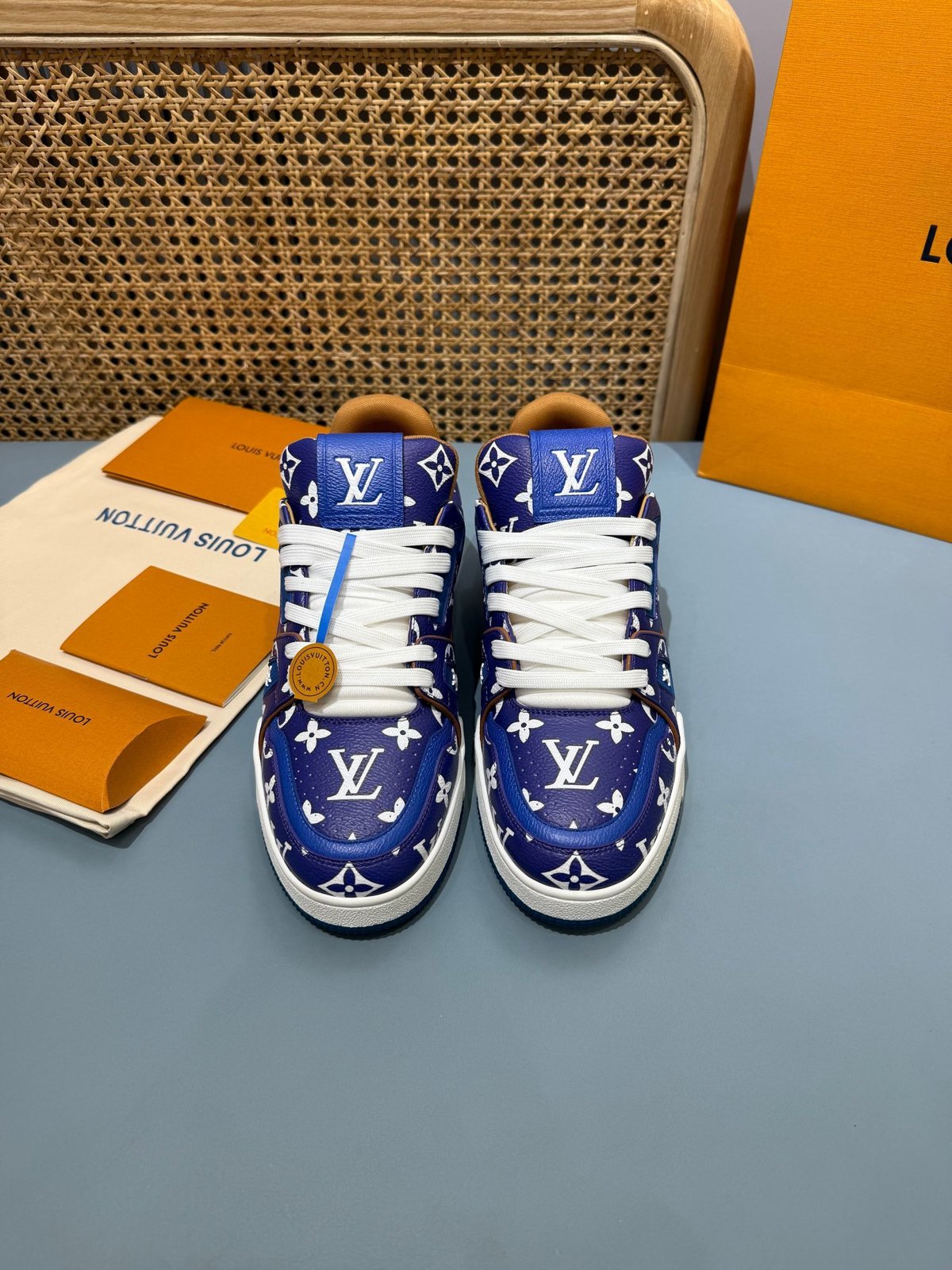 Sneakers Trainer 'Bleu Roi Monogram' — vue 18