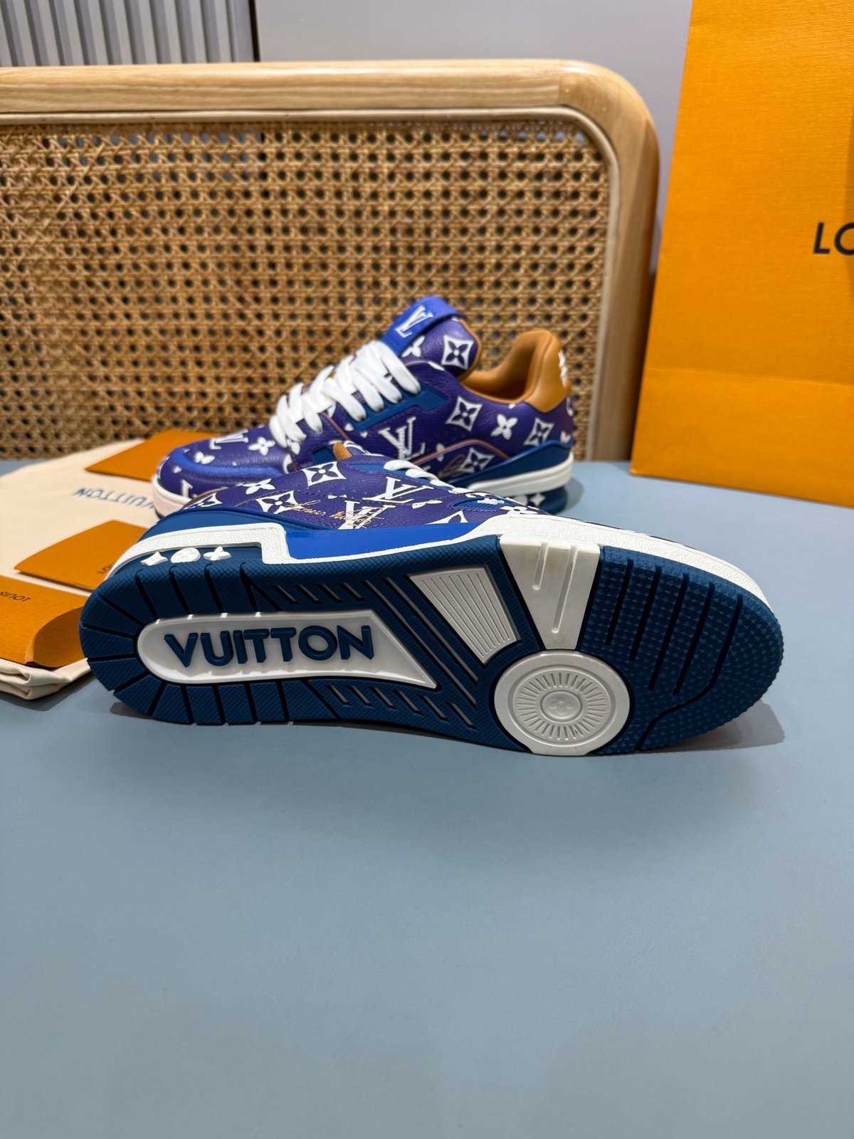 Sneakers Trainer 'Bleu Roi Monogram' — vue 19