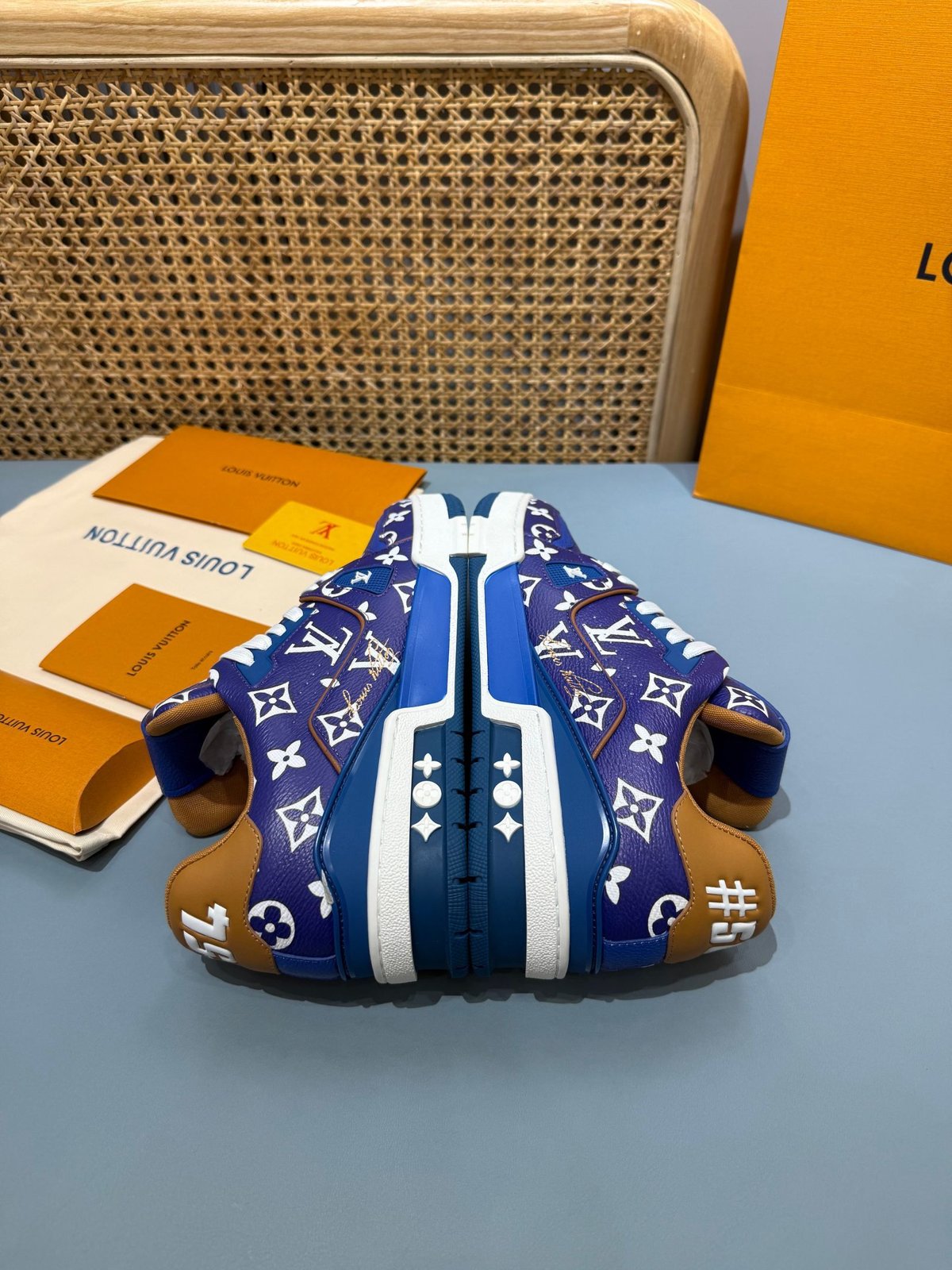 Sneakers Trainer 'Bleu Roi Monogram' — vue 20