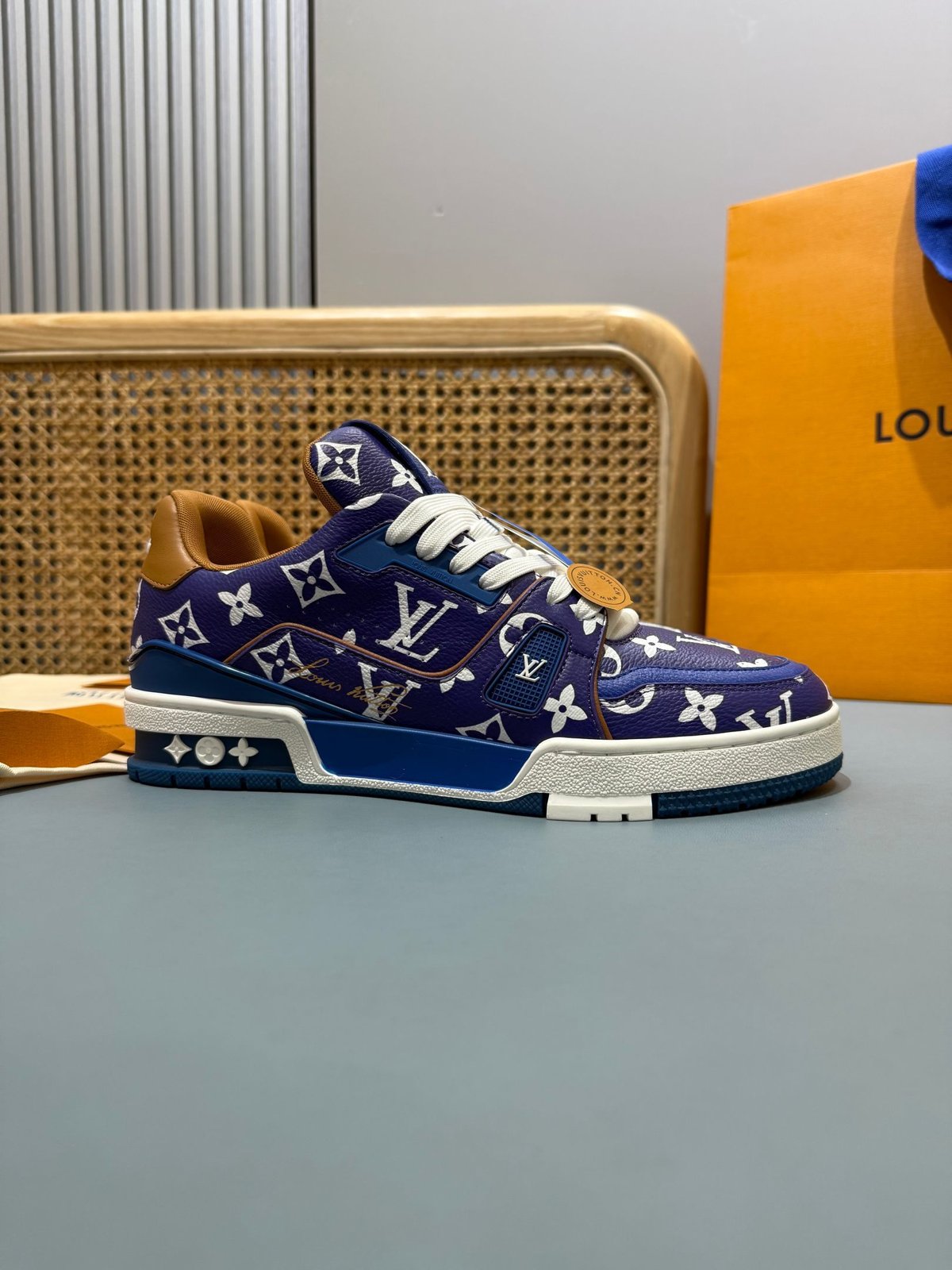 Sneakers Trainer 'Bleu Roi Monogram' — vue 22