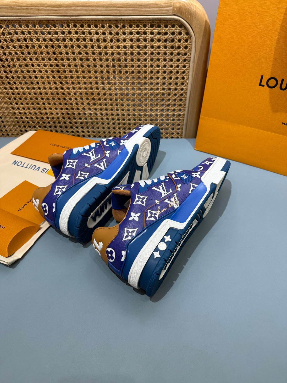 Sneakers Trainer 'Bleu Roi Monogram' — vue 23