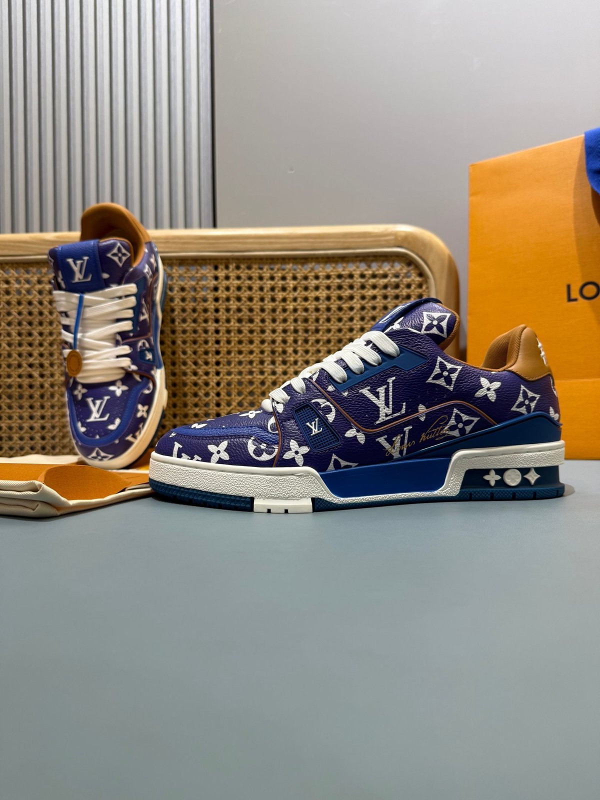 Sneakers Trainer 'Bleu Roi Monogram' — vue 25