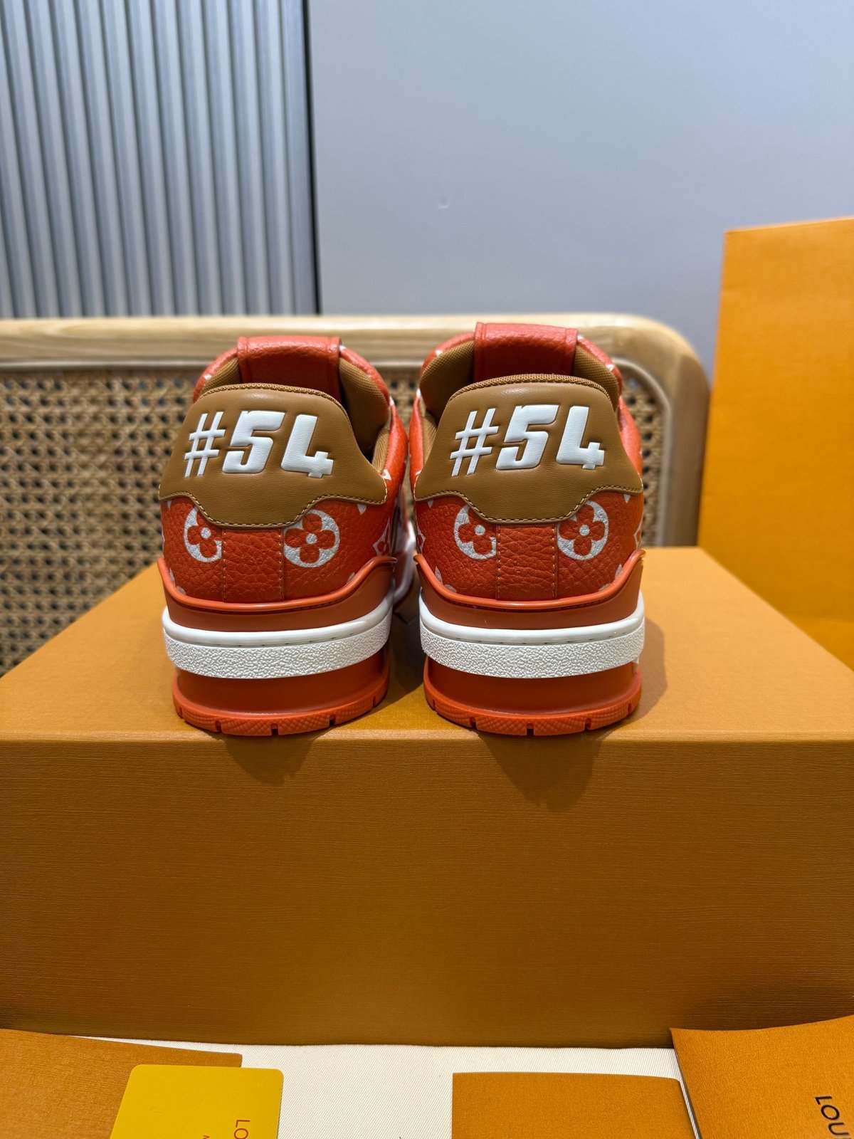 Sneakers Trainer 'Rouge Monogram' — vue 2