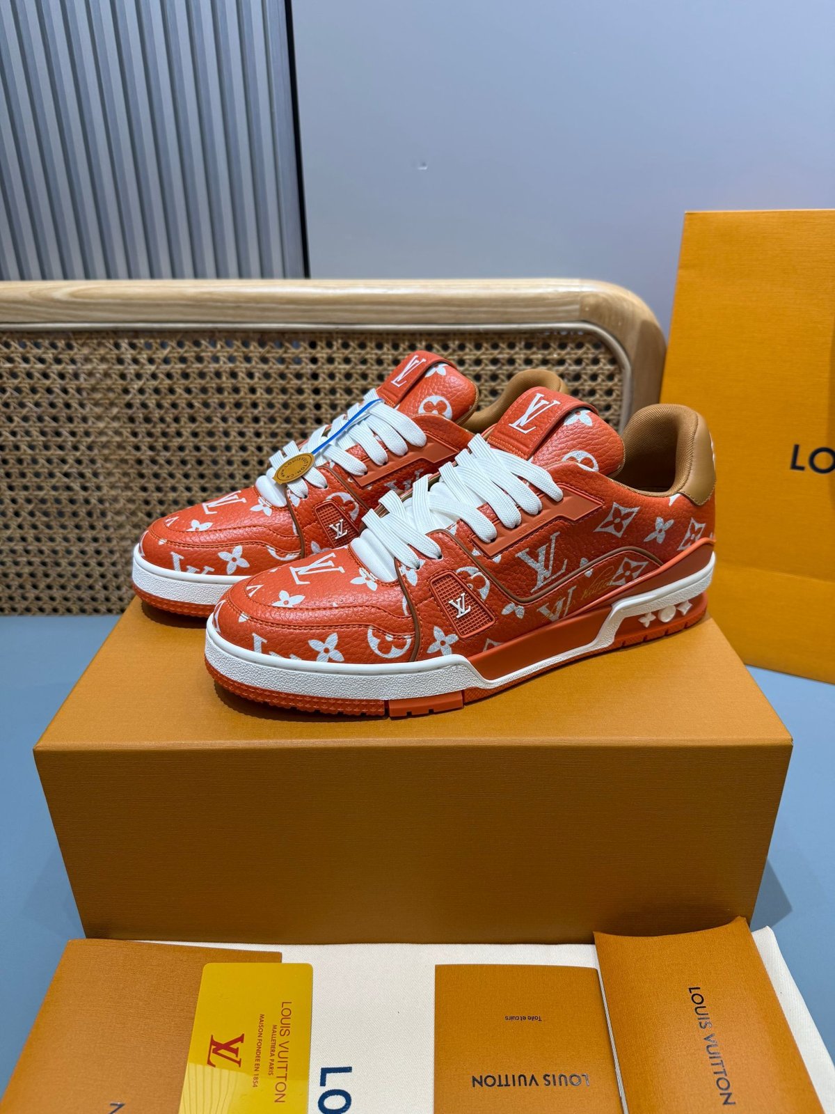 Sneakers Trainer 'Rouge Monogram' — vue 3
