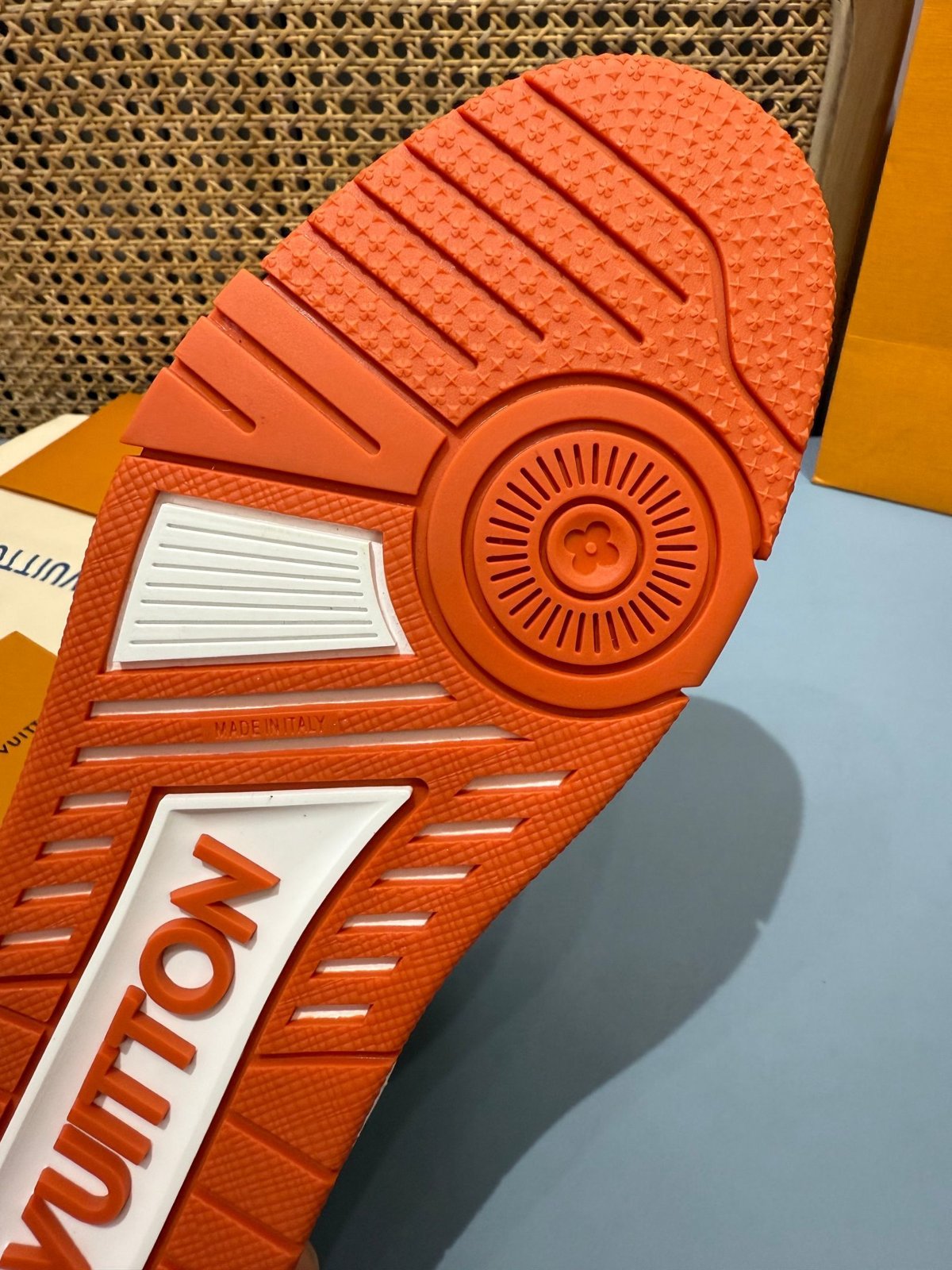 Sneakers Trainer 'Rouge Monogram' — vue 7