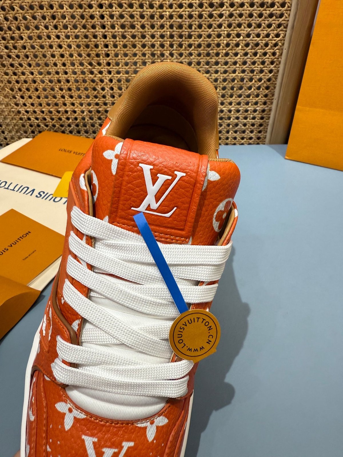Sneakers Trainer 'Rouge Monogram' — vue 8