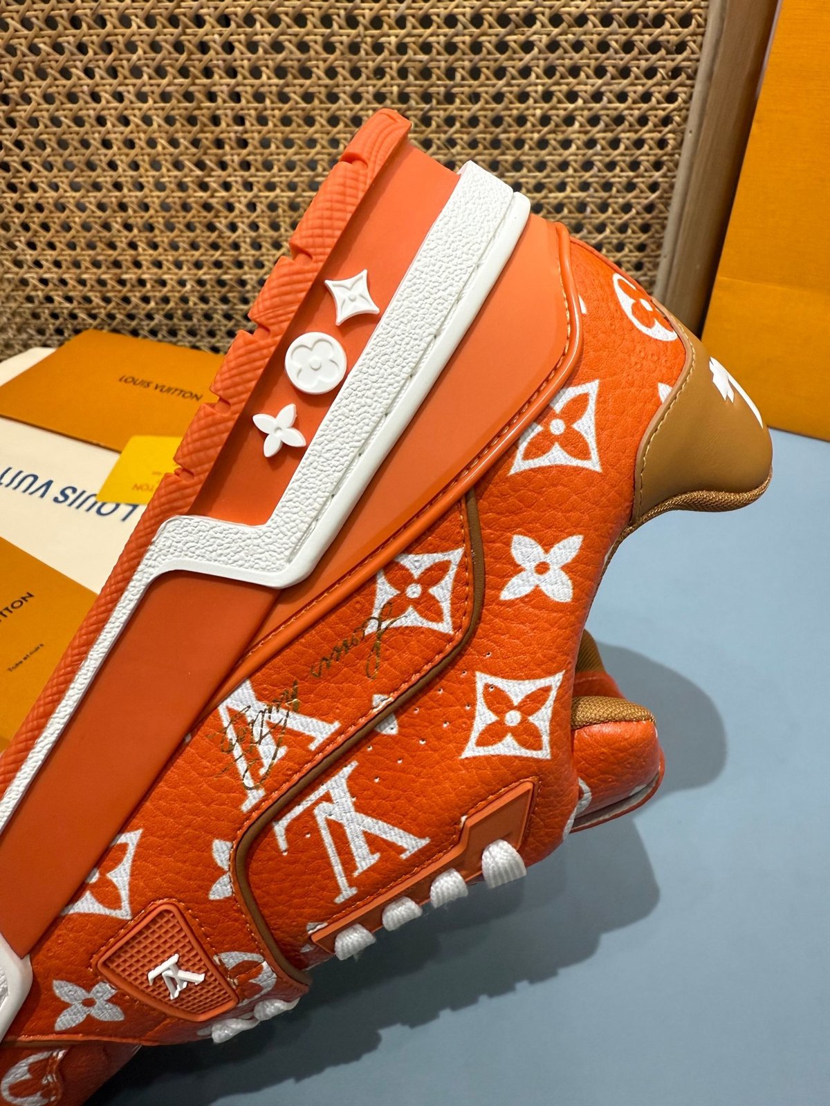 Sneakers Trainer 'Rouge Monogram' — vue 12