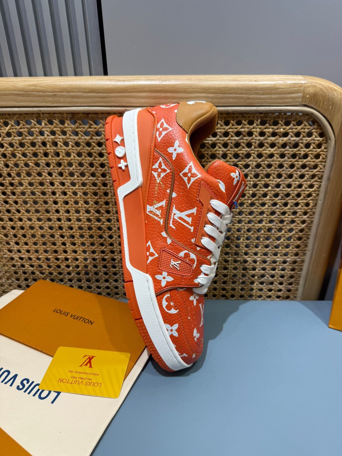 Sneakers Trainer 'Rouge Monogram' — vue 14