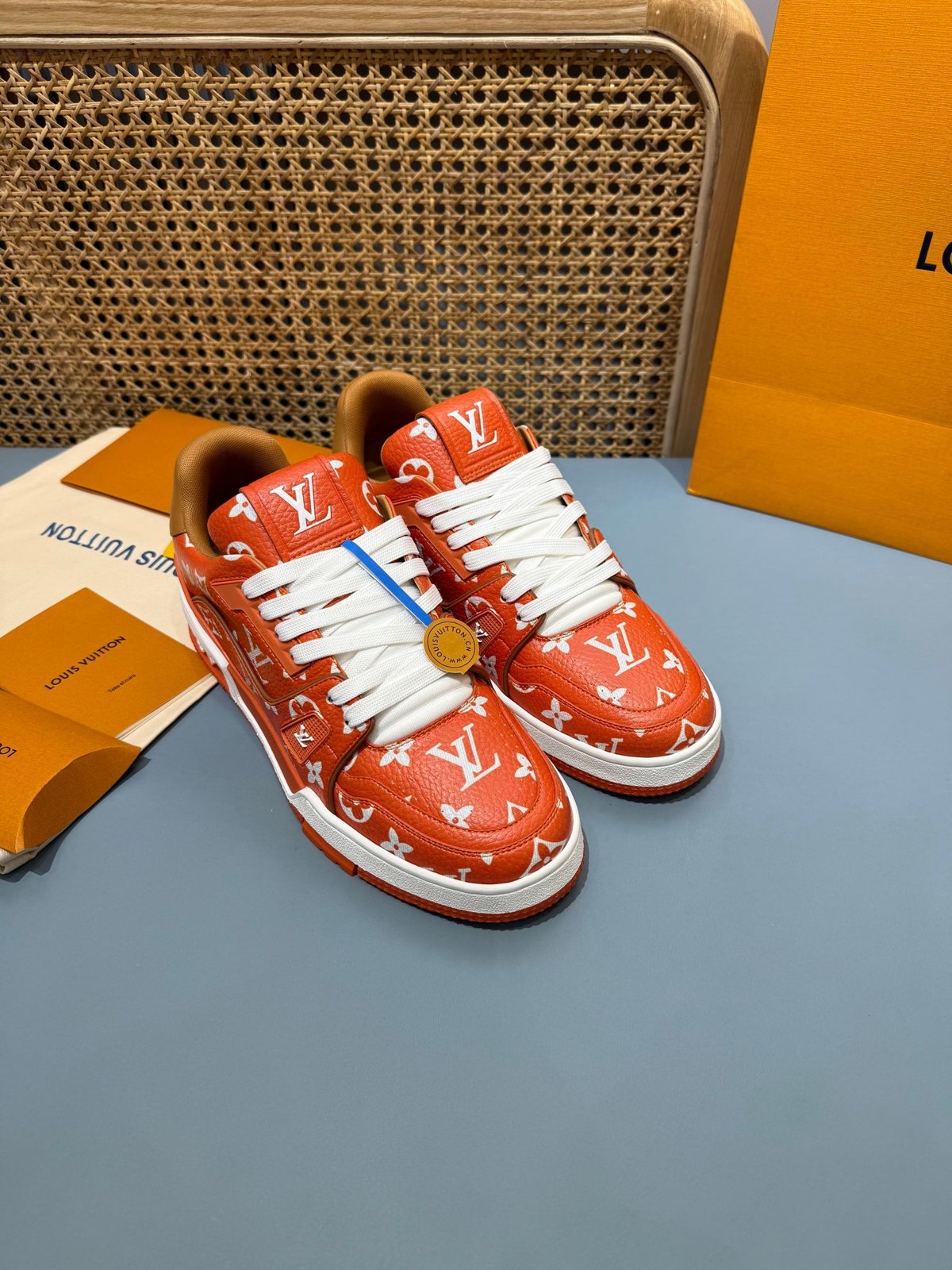 Sneakers Trainer 'Rouge Monogram' — vue 17