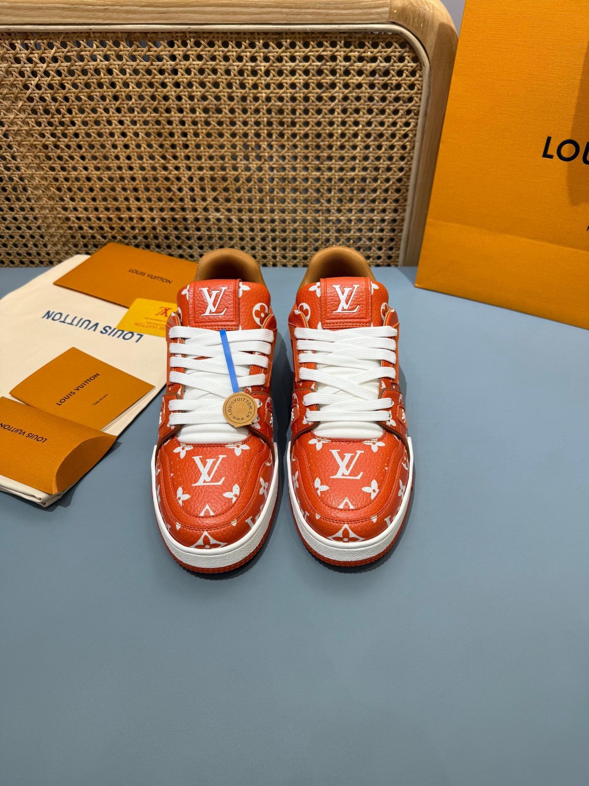 Sneakers Trainer 'Rouge Monogram' — vue 18
