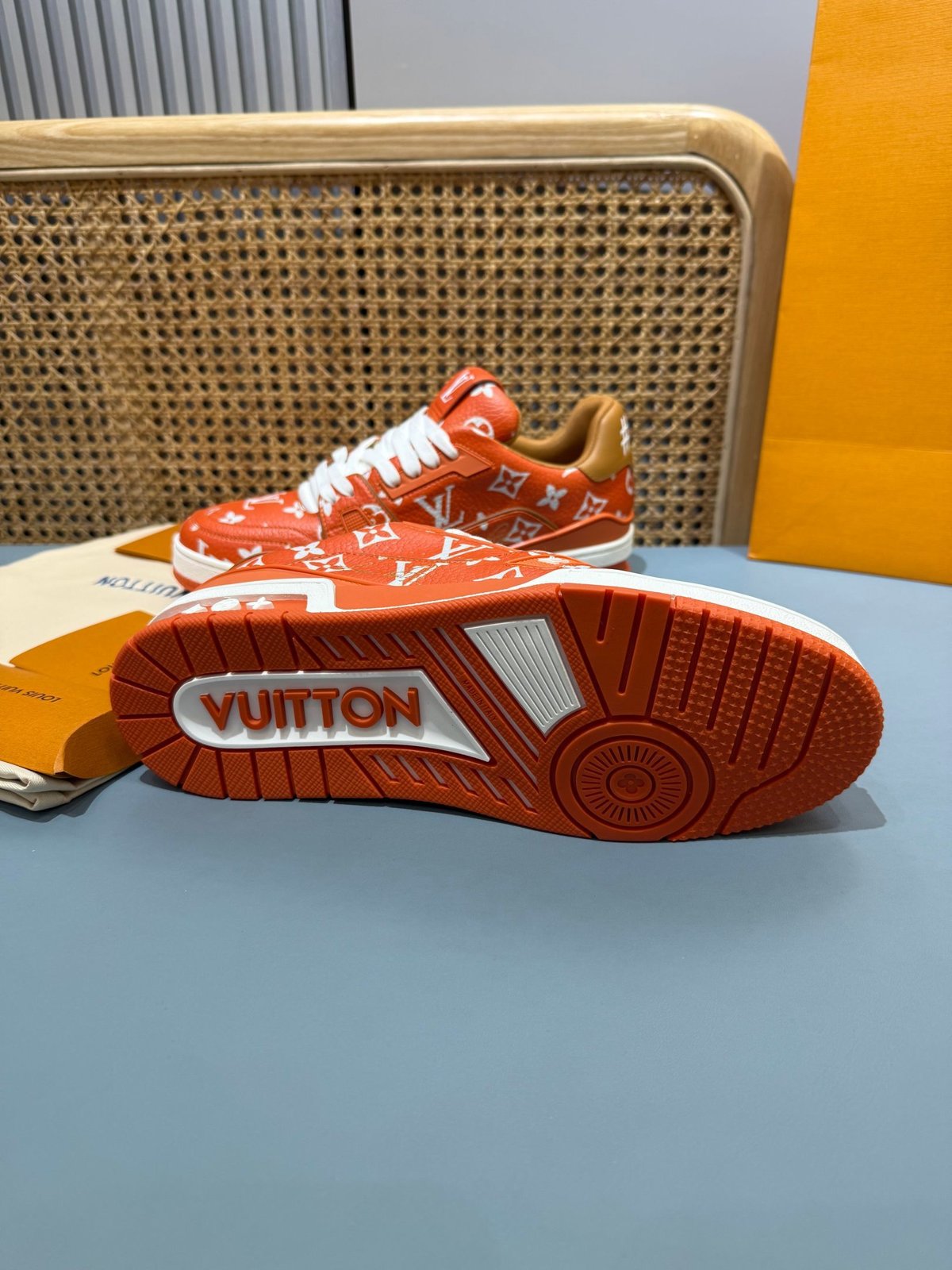 Sneakers Trainer 'Rouge Monogram' — vue 19